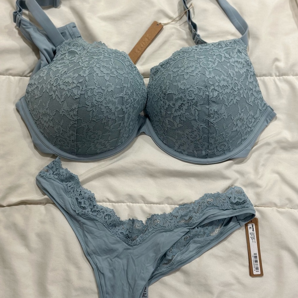 SKIMS FITS EVERYBODY LACE BRA & THONG SET